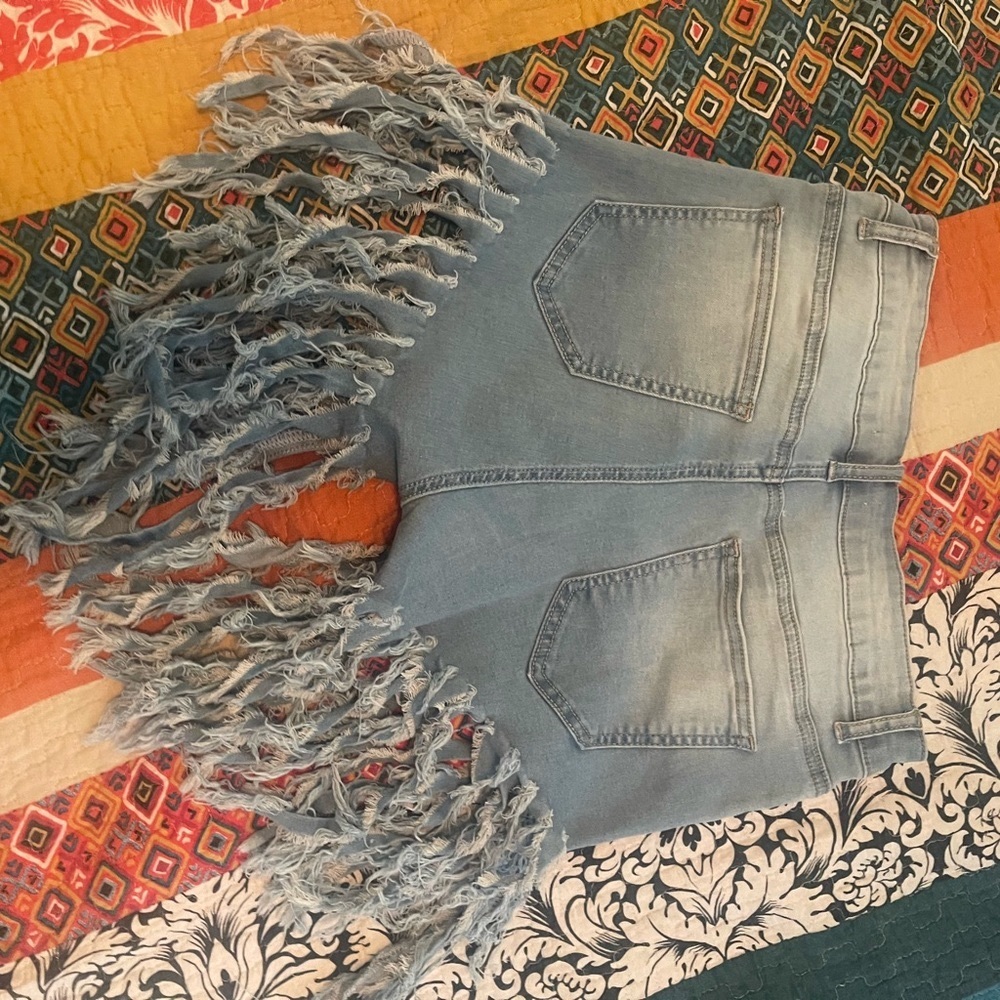 Stretch Shredded denim shorts